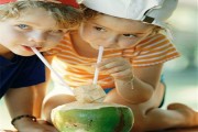 Đồ uống giải nhiệt ngày hè cho bé: Nước dừa 