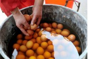 Trung Quốc: Sốt với món Trứng gà ngâm nước tiểu
