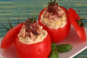 Độc đáo với món Cà chua nhồi salad cá ngừ