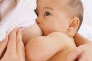 Trẻ bú sữa mẹ có những lợi ích gì?