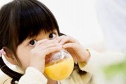 Có nên cho trẻ uống nước trái cây?