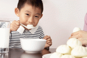 Bé biếng ăn vì sai lầm của mẹ