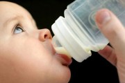 Mua sữa mẹ qua mạng: nhiều vấn đề rủi ro