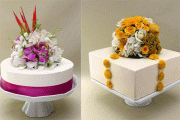 Trang trí bánh cưới theo cá tính riêng bằng hoa tươi