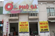 Phở gà miễn phí ấm lòng người nghèo ngày đông