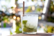 Hè sôi động với cocktail Caipirinha 