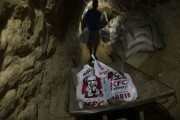Gà KFC được đưa lậu vào Gaza