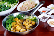 Thưởng thức món chả cá lăng chuẩn vị truyền thống tại nhà hàng Vua ở Hà thành