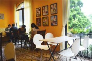 Quán đồ Tây ấm cúng cheo leo trên căn gác nhỏ