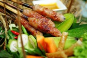 Thưởng thức hương vị nem lụi xứ Huế