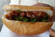 Lạ miệng với bánh mỳ heo quay ở Sài Gòn