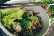 Mì khô thập cẩm cho bữa trưa ở Sài Gòn
