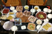 Hương vị của 40 vị nước chấm ở quán lẩu nướng Thái ở Sài Gòn