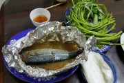 Thưởng thức bánh tráng cuốn cá nục ở Đà Nẵng