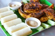 Đến thành phố núi Gia Lai thưởng thức cơm nướng ống và phở khô