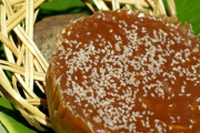 Thưởng thức " Bánh tài lồng ệp " - Đặc sản nổi tiếng Hạ Long