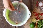 SOS: Làm thế nào để ngao, sò, ốc, hến sạch hết cát, bùn nhớt?