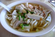Thưởng thức bánh canh Hội An