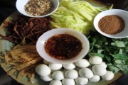 Thưởng thức bánh tráng trộn Sài Gòn