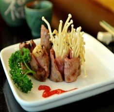 Bò cuộn nấm kim châm