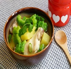 Canh gà nấu dứa và khổ qua
