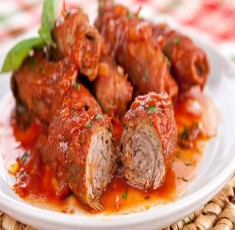 Thịt bò cuộn braciole ăn với pasta kiểu Ý