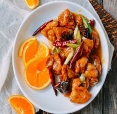 Món gà chiên sốt cam, nghe thì lạ mà ăn phê không tưởng