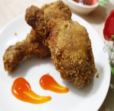 Món đùi gà chiên xù giòn tan, các bé tranh nhau ăn không chịu nhường