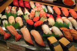 Chuẩn bị món sushi tổng hợp