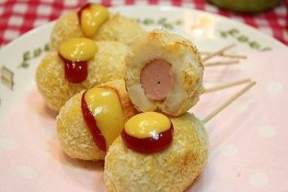Xiên xúc xích bọc bột khoai nóng hổi