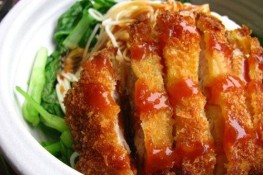 Mì sốt thịt chiên giòn