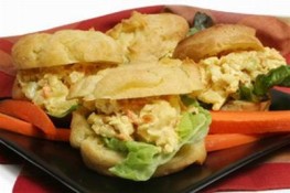 Lạ miệng với bánh su nhân salad