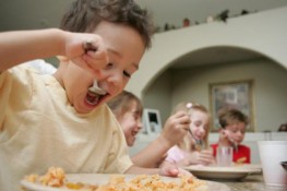 Thói quen ăn uống thiếu lành mạnh cần thay đổi cho trẻ