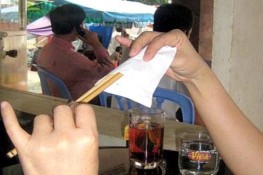 Không sử dụng giấy vệ sinh để lau đũa, bát