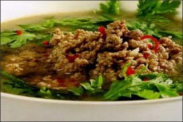 Thịt nạc nấu canh ngải cứu
