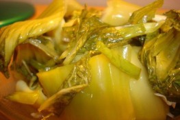 Cẩn thận với dưa muối còn cay