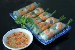 Trổ tài với món bún cuốn tôm thịt 