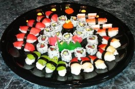 Ăn sushi trên người mẫu khỏa thân giá gần 300 triệu đồng