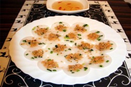 Thưởng thức món bánh bèo phố cổ