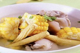 Chế biến món canh ngô hầm chân giò