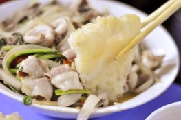 Lạ miệng với món phở rán ăn kèm lòng xào