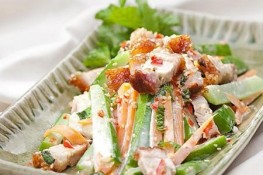 Chế biến món bầu non trộn heo quay