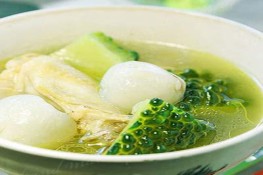 Chế biến món canh mướp đắng vải thiều