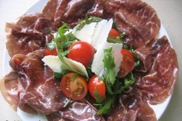 Chế biến salad thịt bò muối