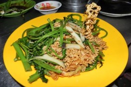 Tự làm món ốc xào mì thơm ngon, hấp dẫn