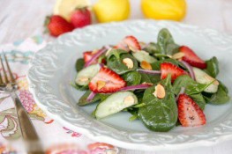 Cách làm món salad dâu tây cho ngày hè năng động