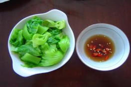 Rau cải bẹ non luộc chấm mắm trứng 