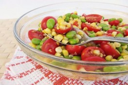 Salad ngô ngọt, cà chua ngon, đẹp mắt