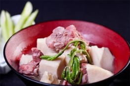 Món ngon cuối tuần: Canh sườn nấu khoai và rau rút