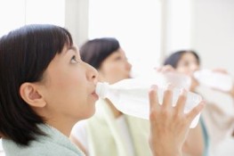 Một số điều chưa đúng về uống nước hàng ngày